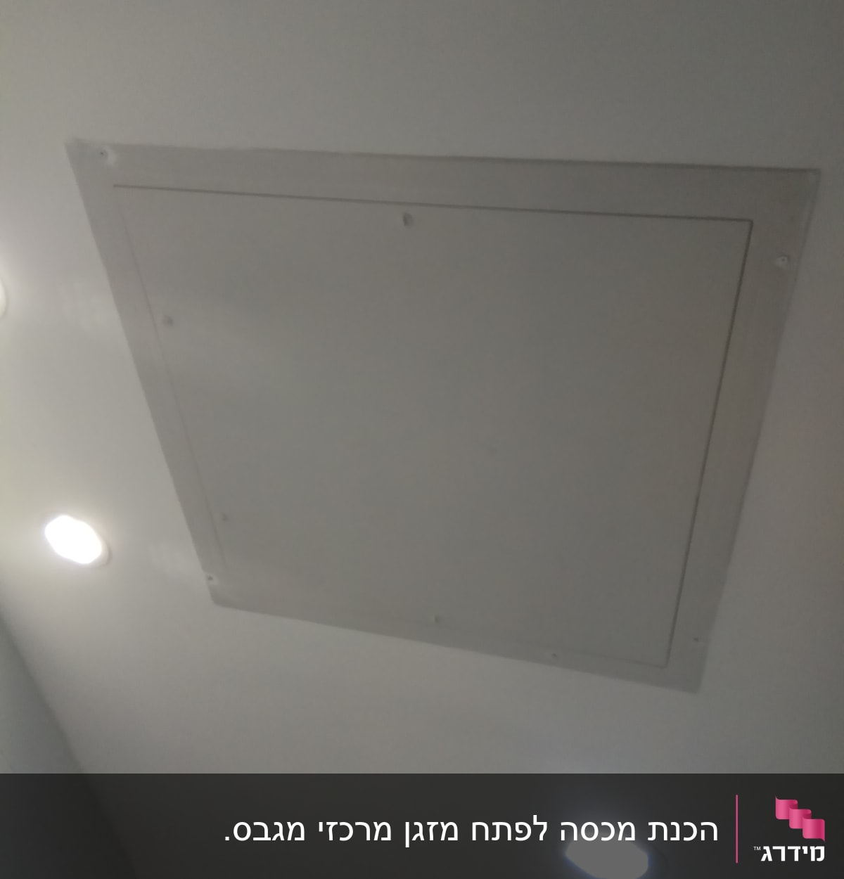 פתח תקרה מגבס עם תאורה שקועה